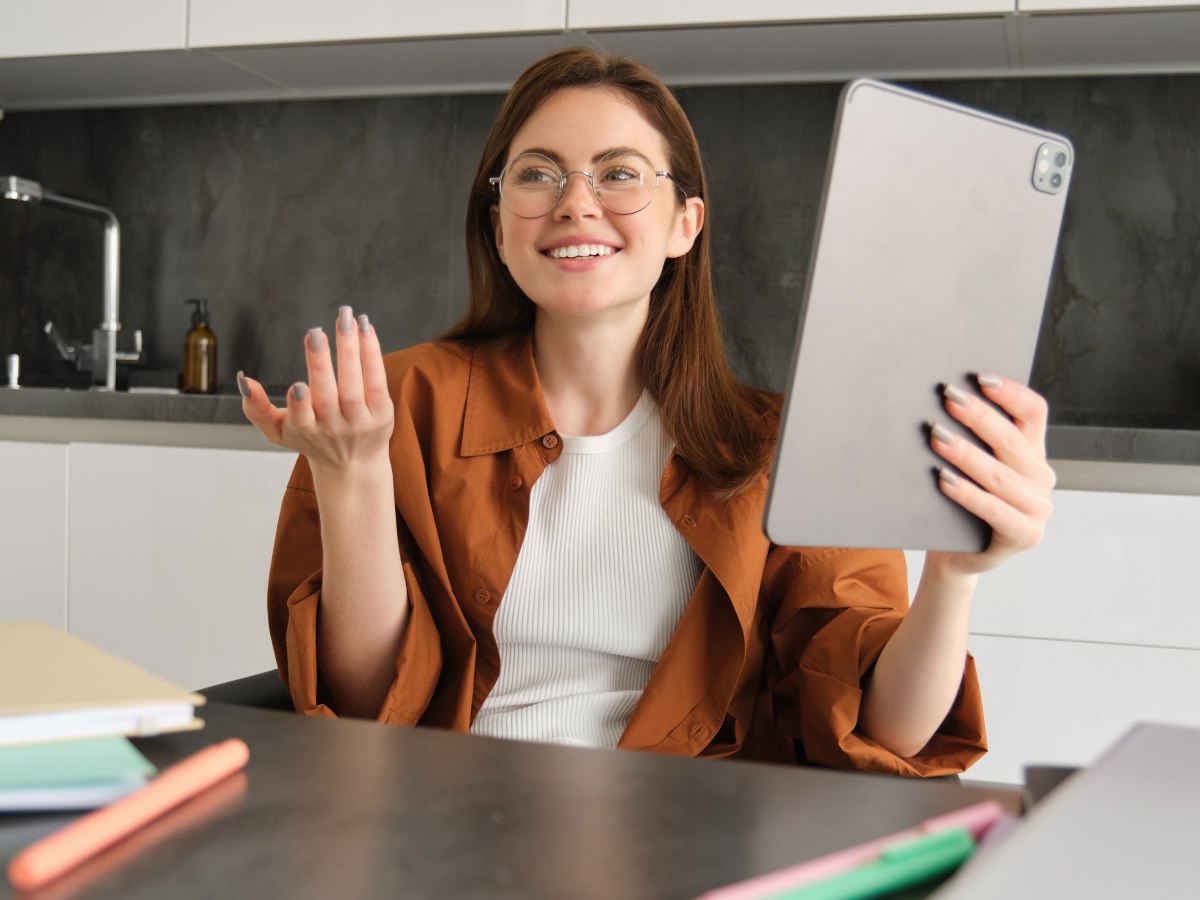 woman-with-tablet-in-kitchen-how-web-development-is-changing-cooking-apps-2