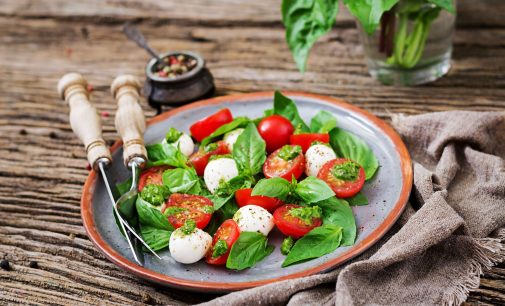 Caprese Salad with Cherry Tomatoes – A Fresh Bite of Summer Anytime